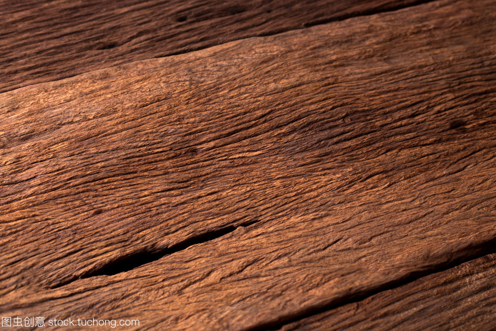自然黑棕色木材的纹理魅力 当色彩掩盖纹理的玄机