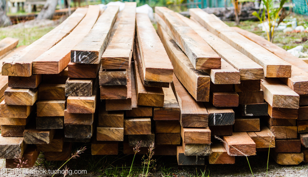 施工现场木材堆栈的规范管理 安全、效率与成本控制